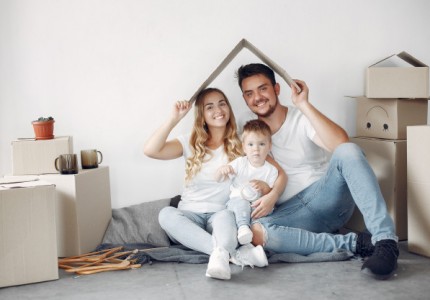 family_moving_using_boxes_1157_35481.jpg